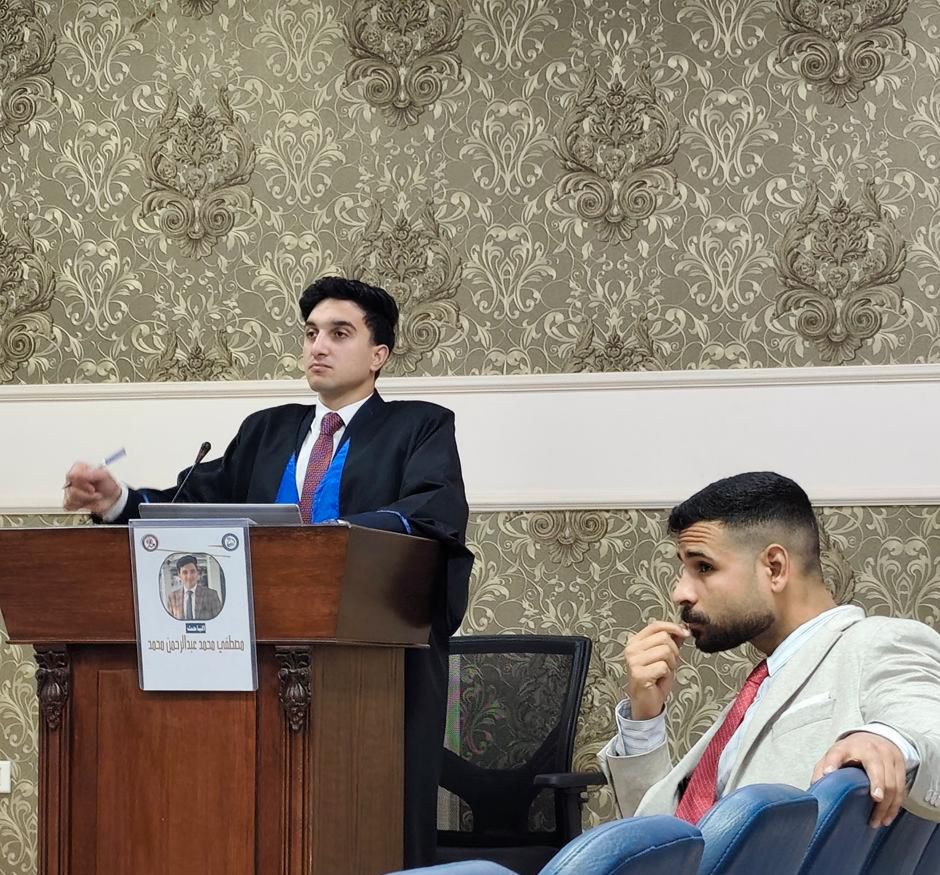 الكاتب الصحفي أحمد حمدي مسؤول ملف الجامعات بموقع القاهرة 24 خلال حضوره مناقشة رسالة الماجستير للباحث مصطفي محمد عبد الرحمن